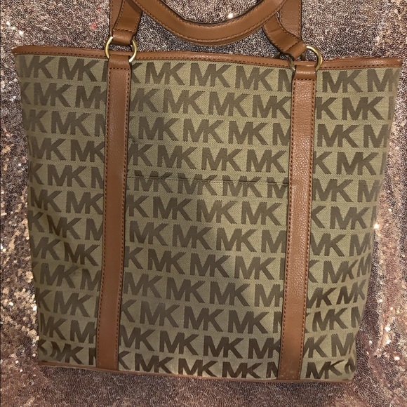 Authentic Michael Kors Large Logo Tote - Picture 2 of 2